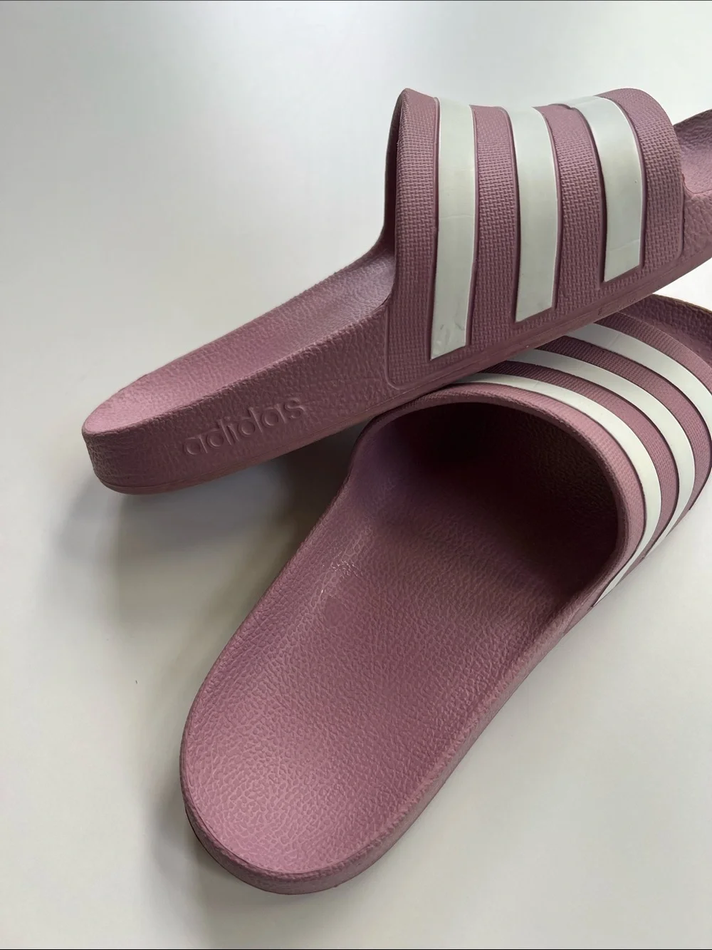 ADIDAS WOMENS SZ 8 LILAC Slides with White Stripes